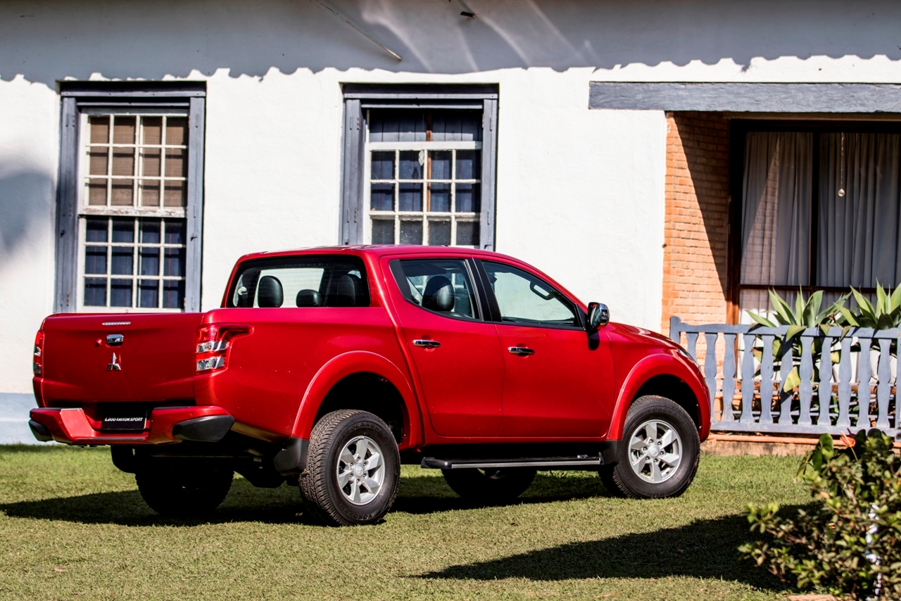 Imagem 7 Mitsubishi L200 Triton Sport 2.4 TD HPE Top 4WD (Aut) 2017