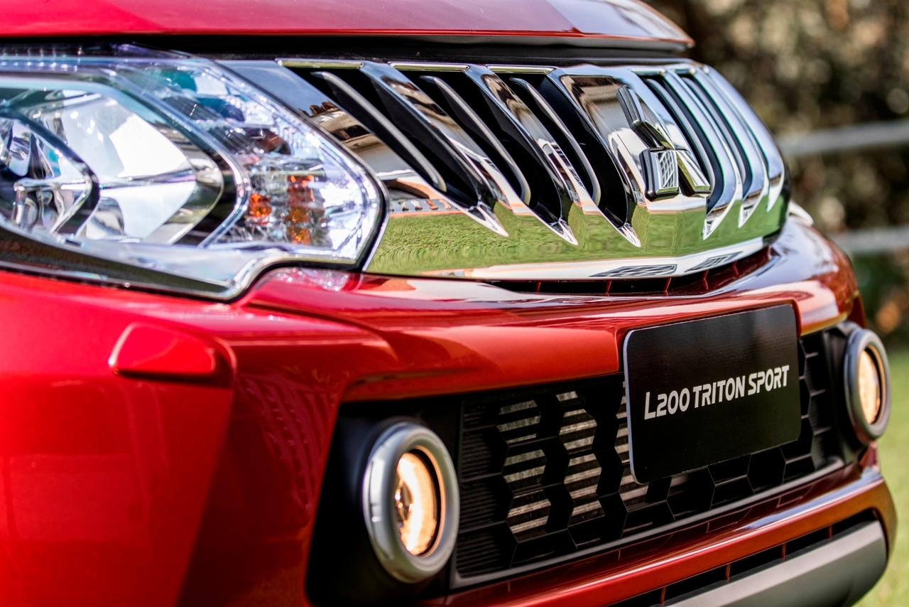 Imagem 8 Mitsubishi L200 Triton Sport 2.4 TD HPE Top 4WD (Aut) 2017