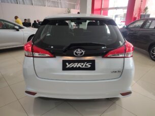 Foto 3 - Toyota Yaris Sedan Yaris Sedan 1.5 XL CVT automático
