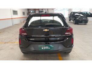 Foto 9 - Chevrolet Onix Onix 1.0 LT manual