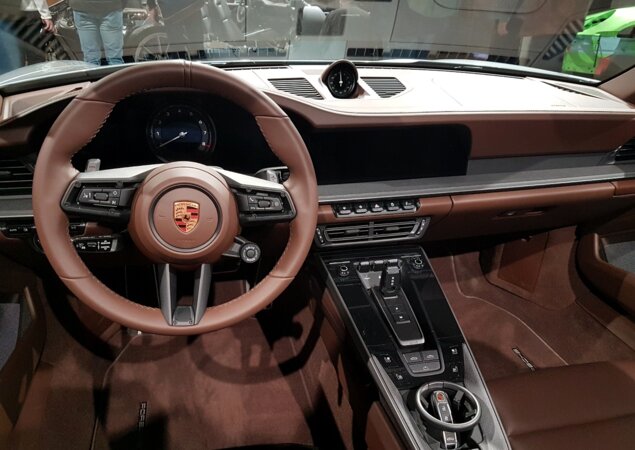 Interior é bem acabado, tem visual limpo e comandos de fácil acesso