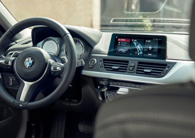 Interior traz volante esportivo e central multimídia flutuante