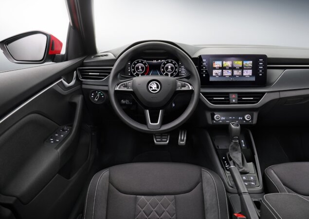 Interior é marcado por linhas horizontais e simples