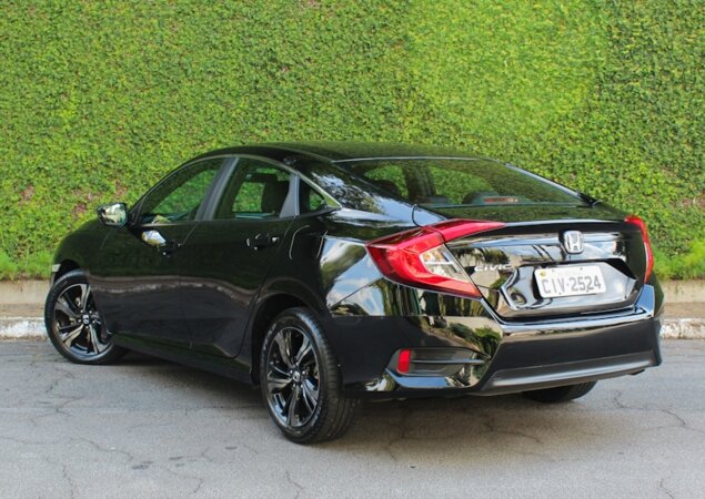 Lanternas traseiras em C foram copiadas pelo Hyundai Sonata