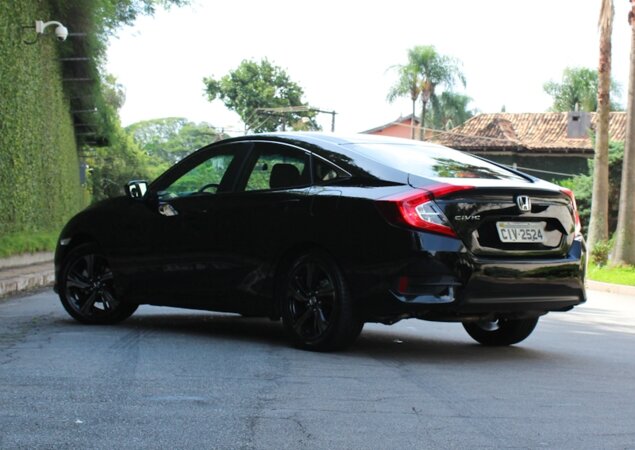 Detalhes em preto e carroceria no mesmo tom deixam o Civic Sport invocado 