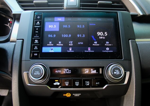 Central multimídia tem Android Auto e Apple CarPlay, mas tela é ruim
