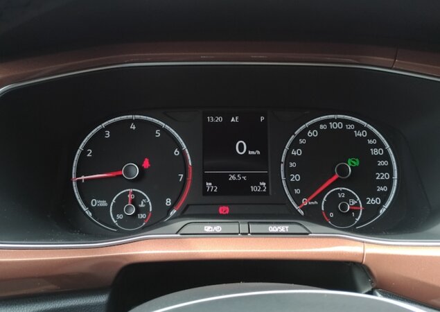 Painel de instrumentos analógico não foge do que é visto nos outros VW