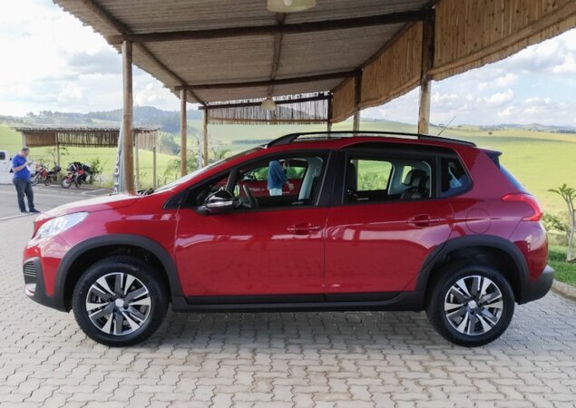 SUV compacto ganhou caixas de roda com moldura