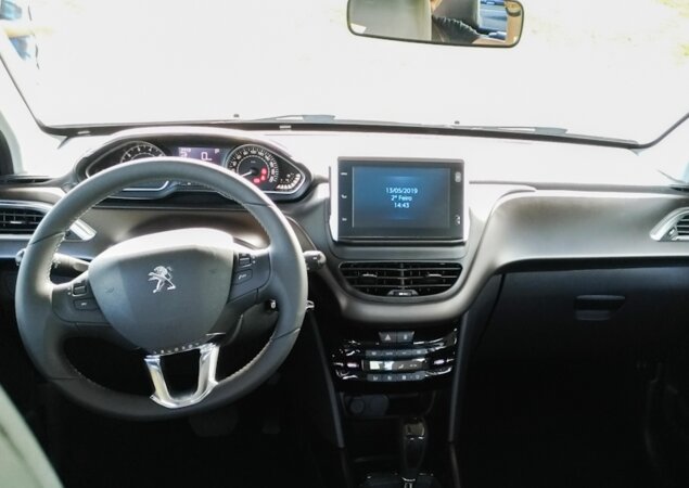 Interior tem pegada esportiva, volante pequeno e bom acabamento