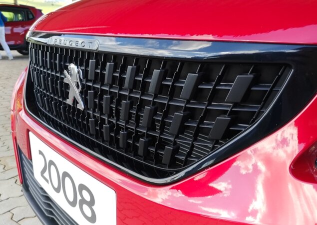 Logotipo da Peugeot foi deslocado para a grade frontal