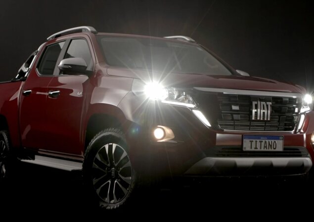 Fiat Titano com os faróis acessos