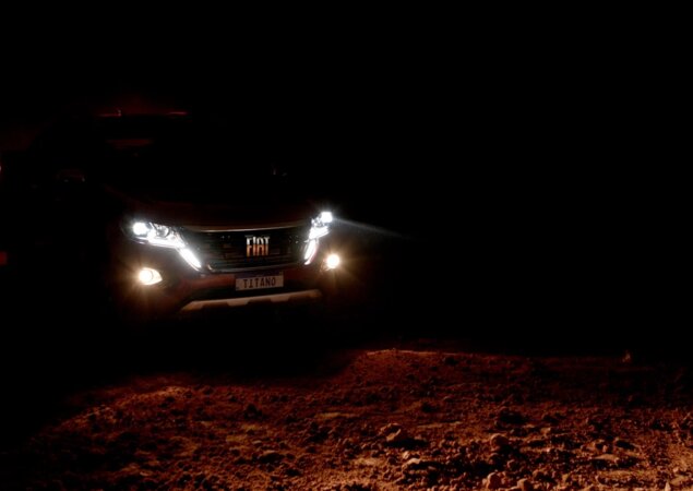 Fiat Titano no escuro