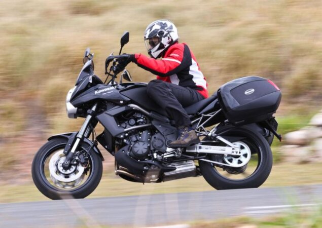 Depois de atingir o limite do torque nos 6.800 giros, a Versys patina e não evolui