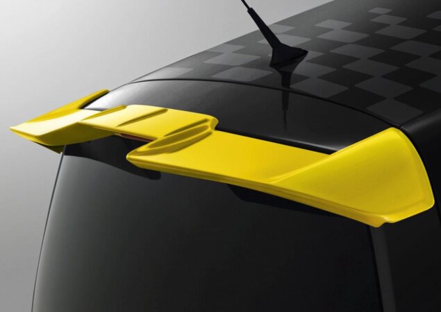 Exterior conta com detalhes em cores contrastantes