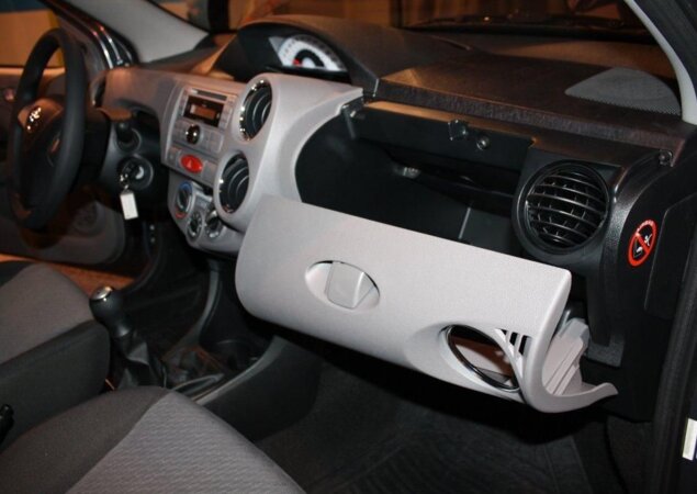 Porta-luvas do Etios tem configuração inusitada