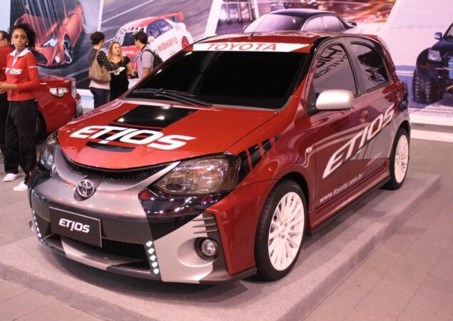 Versão de corrida do Etios, exposta junto aos modelos
