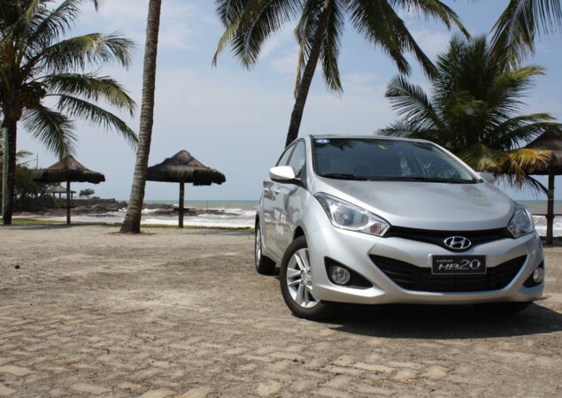 Rodas de 15 polegadas e faróis cromados são exclusividade da versão Premium 1.6