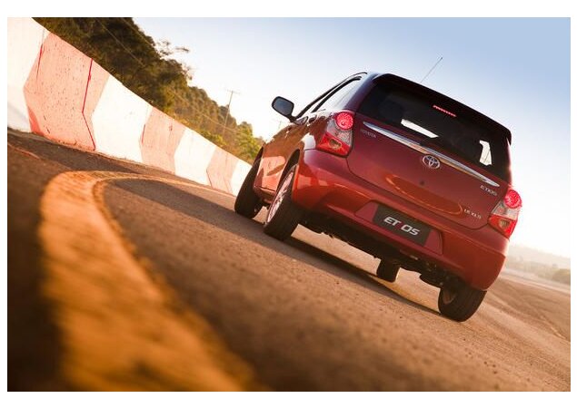 Etios hatch carrega 270 litros no porta-malas
