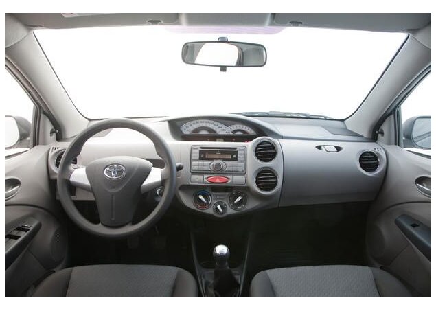 Interior do Etios tem soluções simples, como a moldura da saída de ar ao lado direito, que faz parte da tampa do porta-luvas