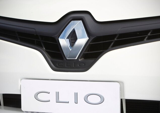 Abaixo do logo da Renault, está o nome do carro