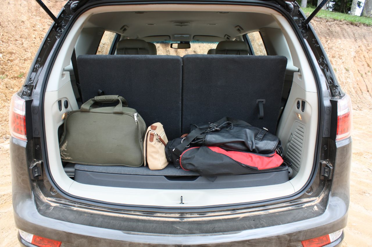 Mesmo levando sete passageiros, o bagageiro ainda comporta 235 litros