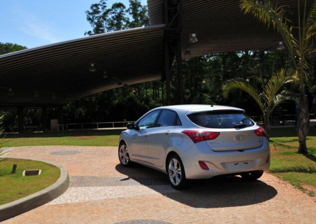 Motor é 1.6 flex de 128 cv com etanol. Câmbio é automático de seis marchas