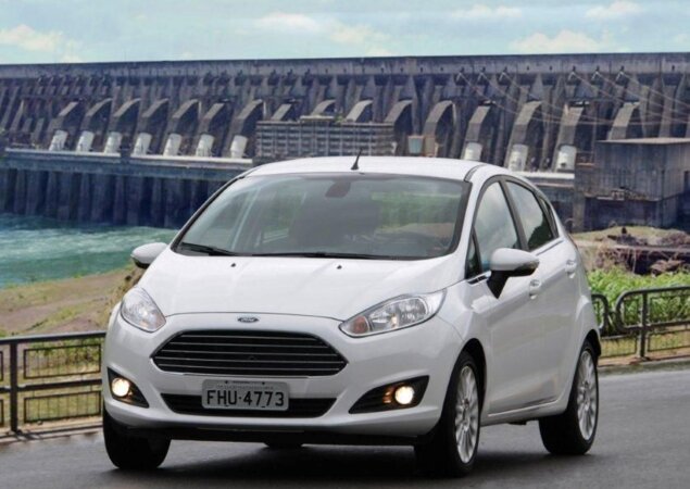 Visual com grande grade frontal lembra os Aston Martin