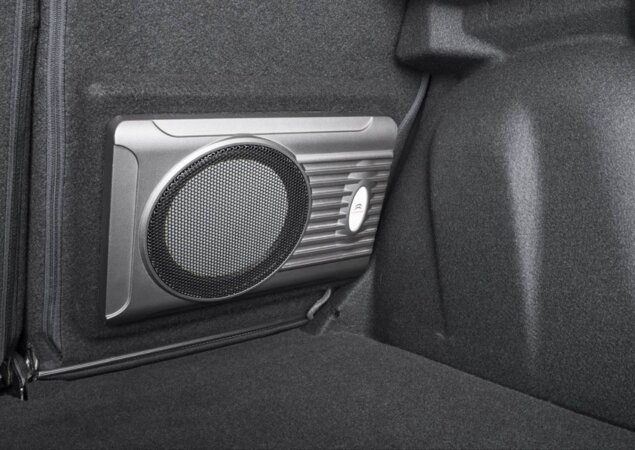 Subwoofer de oito polegadas montado no porta-malas tem 100W de potência RMS