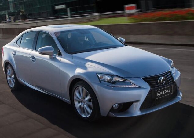 Lexus IS é equipado com motor 2.5 V6 que entrega 208 cv 