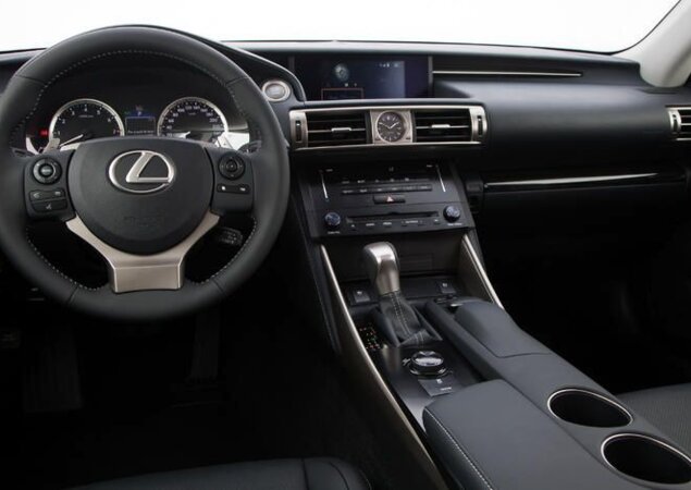 Cabine do Lexus IS traz central multimídia com tela de 7 polegadas