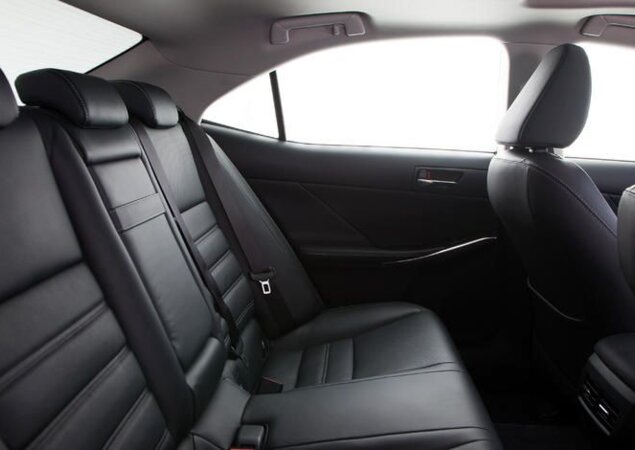 Bancos traseiros do Lexus IS