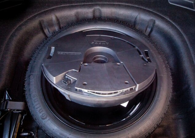 Subwoofer montado dentro do estepe