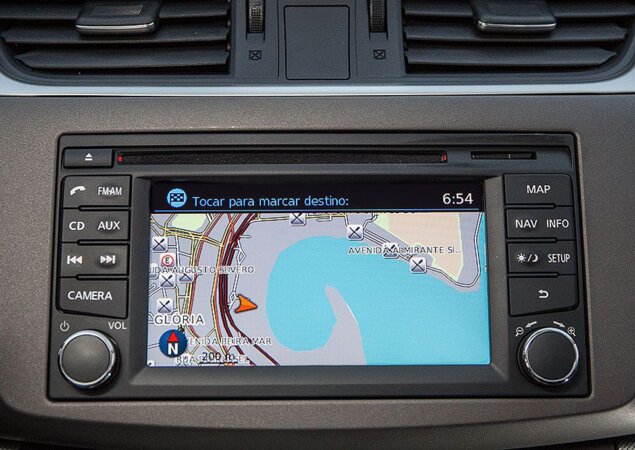 Tela com GPS é equipamento da versão mais cara