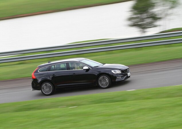 Mais espaçosa que o sedã e mais leve que o SUV, V60 mostra que ainda há vantagens nesse tipo de carroceria