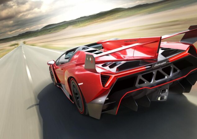 O supercarro acelera de 0 a 100 km/h em 2,9 segundos