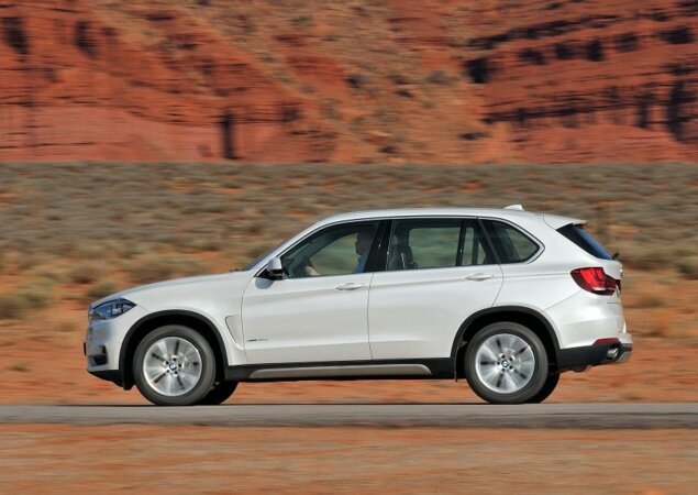 Motor é um 4.4 V8 biturbo a gasolina