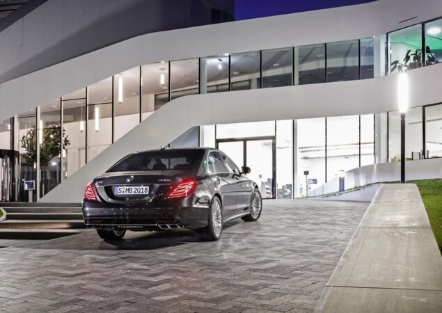 Motor é um 6.0 V12 biturbo de 638 cv  