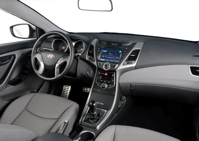 Interior do Elantra se difere do i30