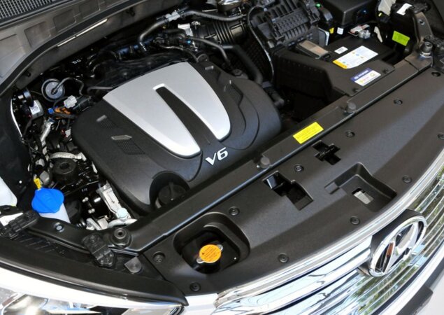 Motor 3.3 V6 precisa se esforçar para lidar com o peso do carro