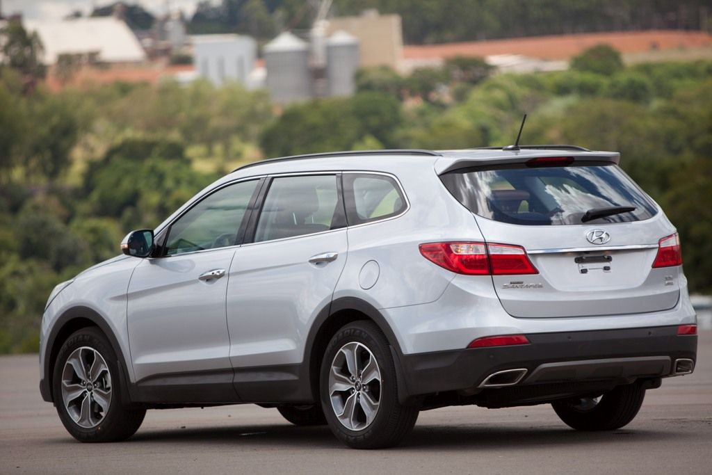 De perfil, o modelo lembra o Dodge Durango