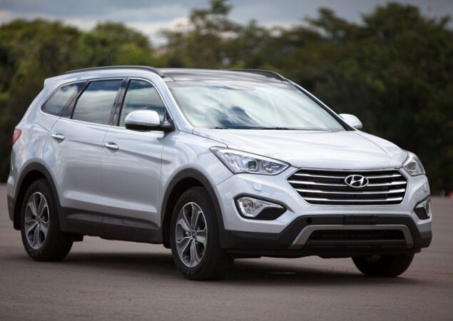 Mas a frente, com grade hexagonal, é padrão Hyundai