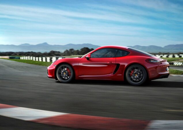 O mesmo motor equipa o Cayman GTS, mas aqui o propulsor desenvolve 340 cv de potência