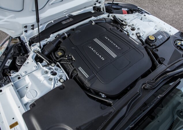 Motor 5.0 V8 gerando 550 cv é exclusividade do cupê R