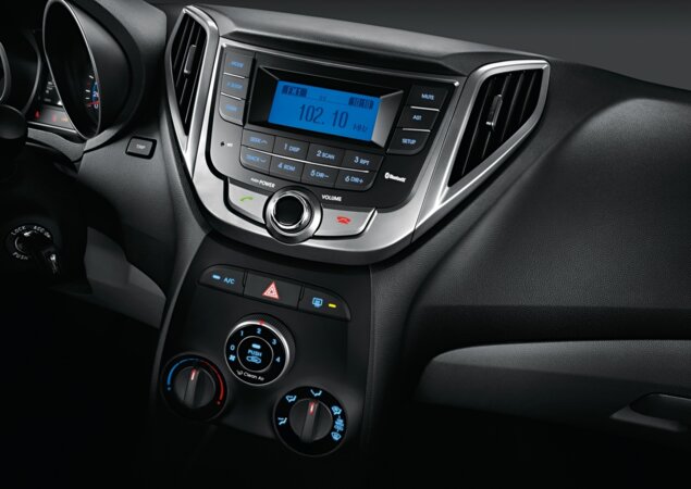 Rádio "blueAudio" é evolução do antigo "BTH" e acrescenta acesso à agenda do telefone celular via Bluetooth e compatibilidade com iPod/iPhone