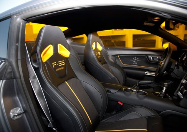 Interior conta com detalhes bordados e acabamentos exclusivos na versão F-35 Lightning II