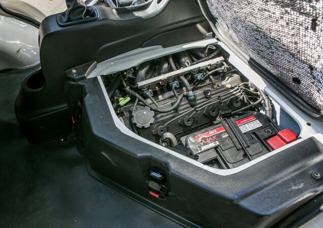 Motor 1.3 a gasolina de 85 cv fica embaixo do assento do motorista