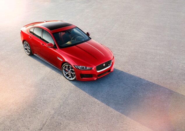 Com tração traseira, carroceria de alumínio e um 3.0 V6 de 340 cv, o XE acelera de 0 a 100 km/h em 5,1 segundos