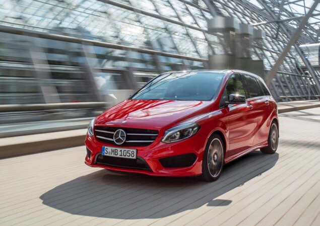 Novo Classe B, que chega ao Brasil em 2015, tem para-choque com tomadas de ar maiores na versão AMG Line