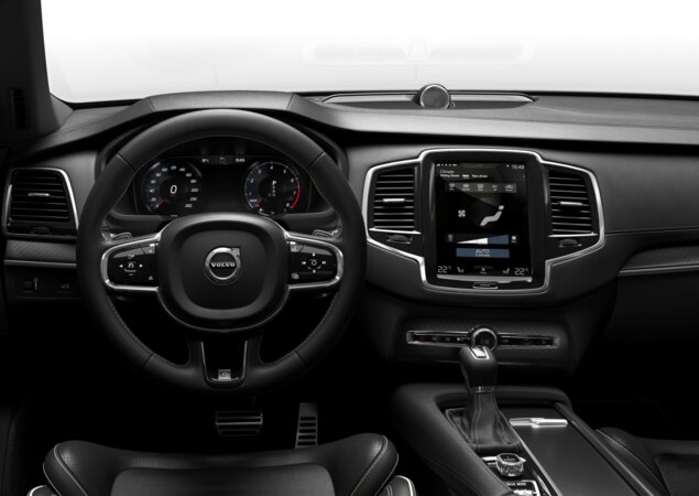 No interior, o SUV possui revestimento de couro perfurado e detalhes alusivos à versão