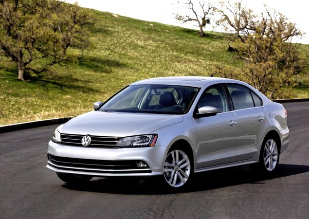 O Jetta 2015 ficou mais sofisticado, com faróis bi-xenônio e luzes diurnas de LED
